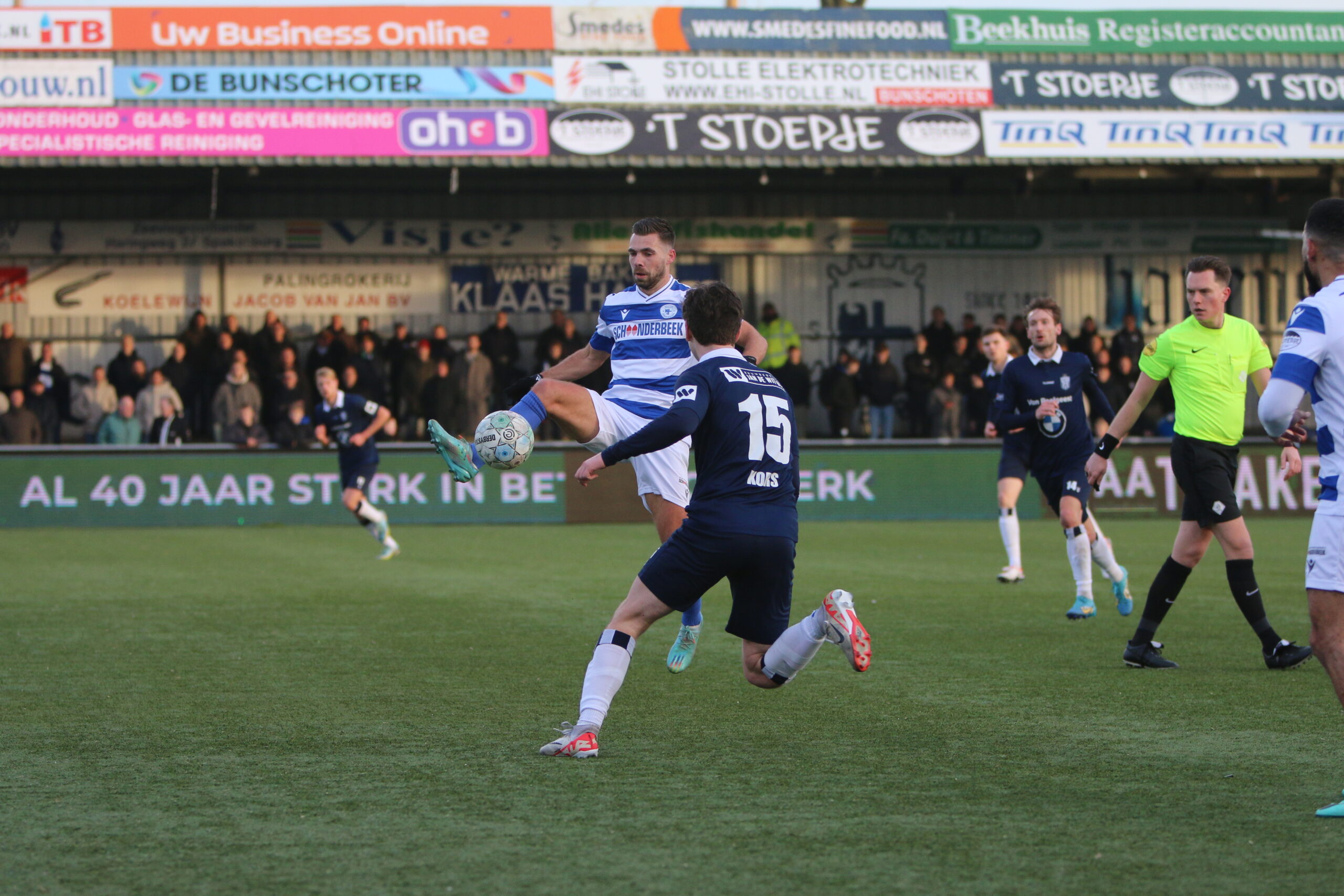 Spakenburg pakt door met 2-1 overwinning op HFC