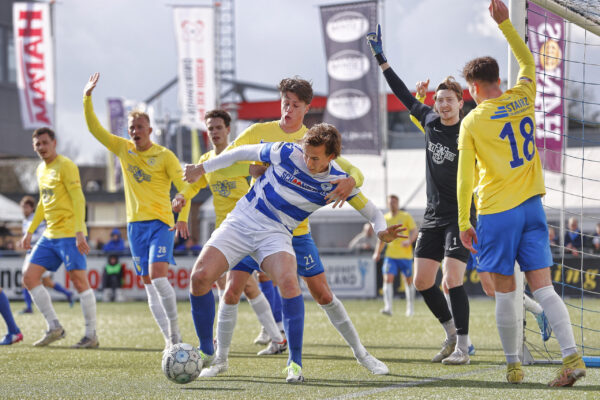 SPAKENBURG, 23-03-2024, Sportpark de Westmaat, Betnation Divisie. Dutch Tweede Divisie football season 2023 / 2024. Match between SV Spakenburg and FC Lisse
Spakenburg player Floris van der Linden and Lisse player Bjorn Mussche