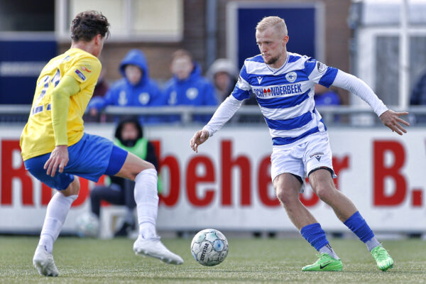 SPAKENBURG, 23-03-2024, Sportpark de Westmaat, Betnation Divisie. Dutch Tweede Divisie football season 2023 / 2024. Match between SV Spakenburg and FC Lisse
Spakenburg player Kilian van Mil and Lisse player Bjorn Mussche