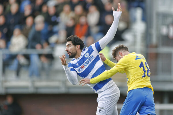 SPAKENBURG, 23-03-2024, Sportpark de Westmaat, Betnation Divisie. Dutch Tweede Divisie football season 2023 / 2024. Match between SV Spakenburg and FC Lisse
Spakenburg player Masies Artien and Lisse player Rowdy van der Putten