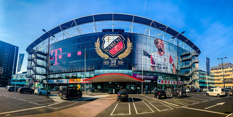 Blauwe wedstrijdcoördinators bezoeken FC Utrecht