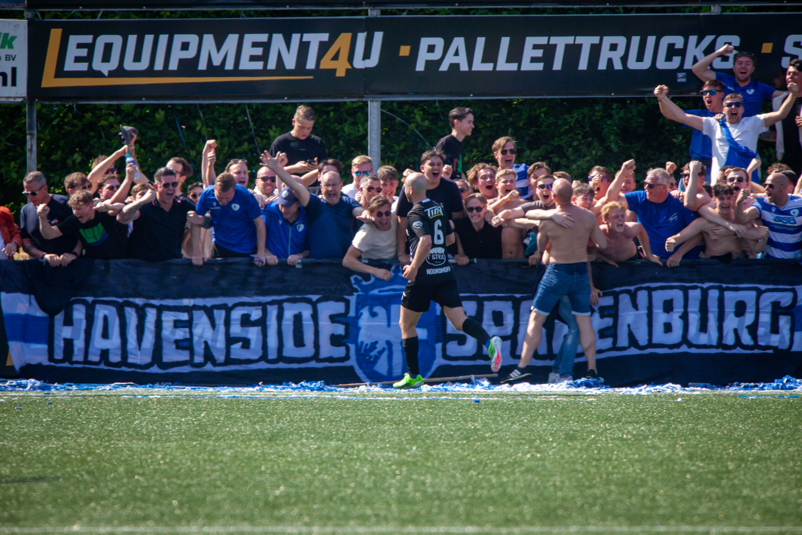 Spakenburg wint kraker in Veenendaal en is kampioen!