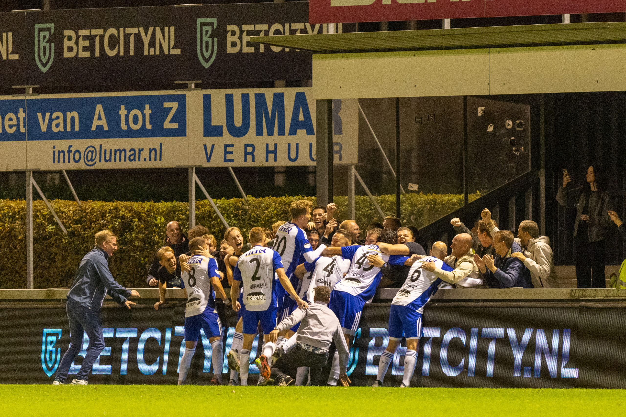 Blauwen op één punt van de koploper door overwinning in Groesbeek