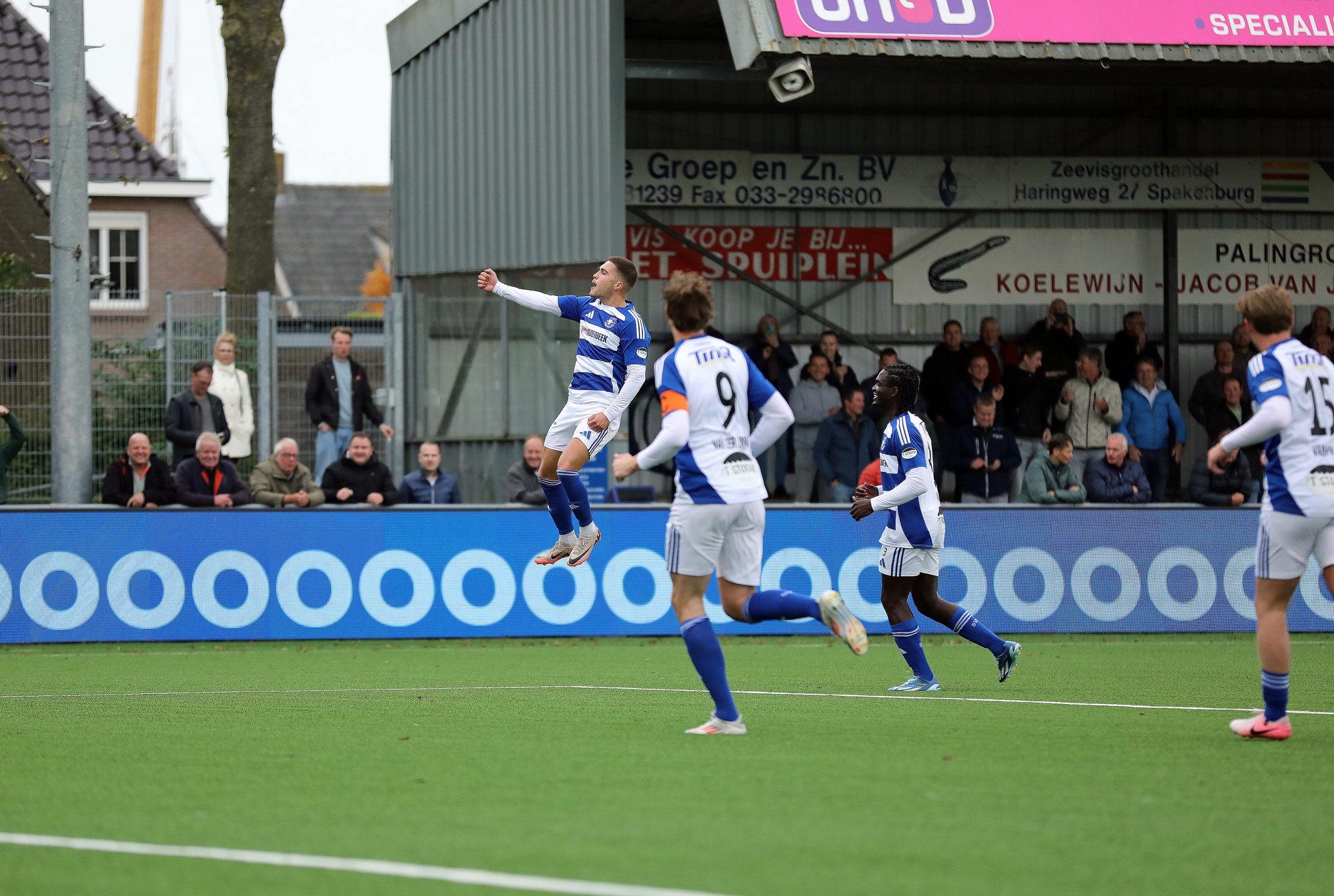 Spakenburg wint en stoot door naar de top 3! 