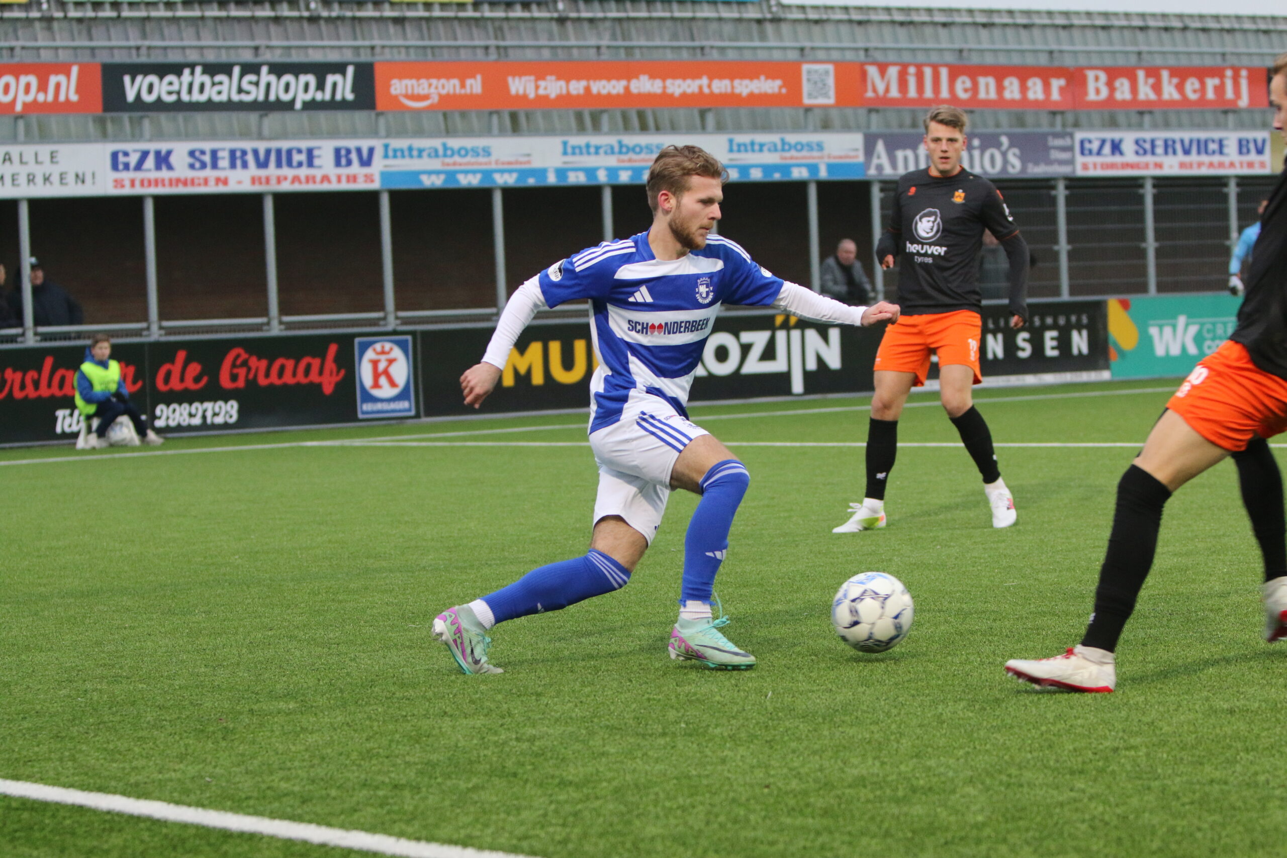 Blauwen ontvangen koploper op De Westmaat