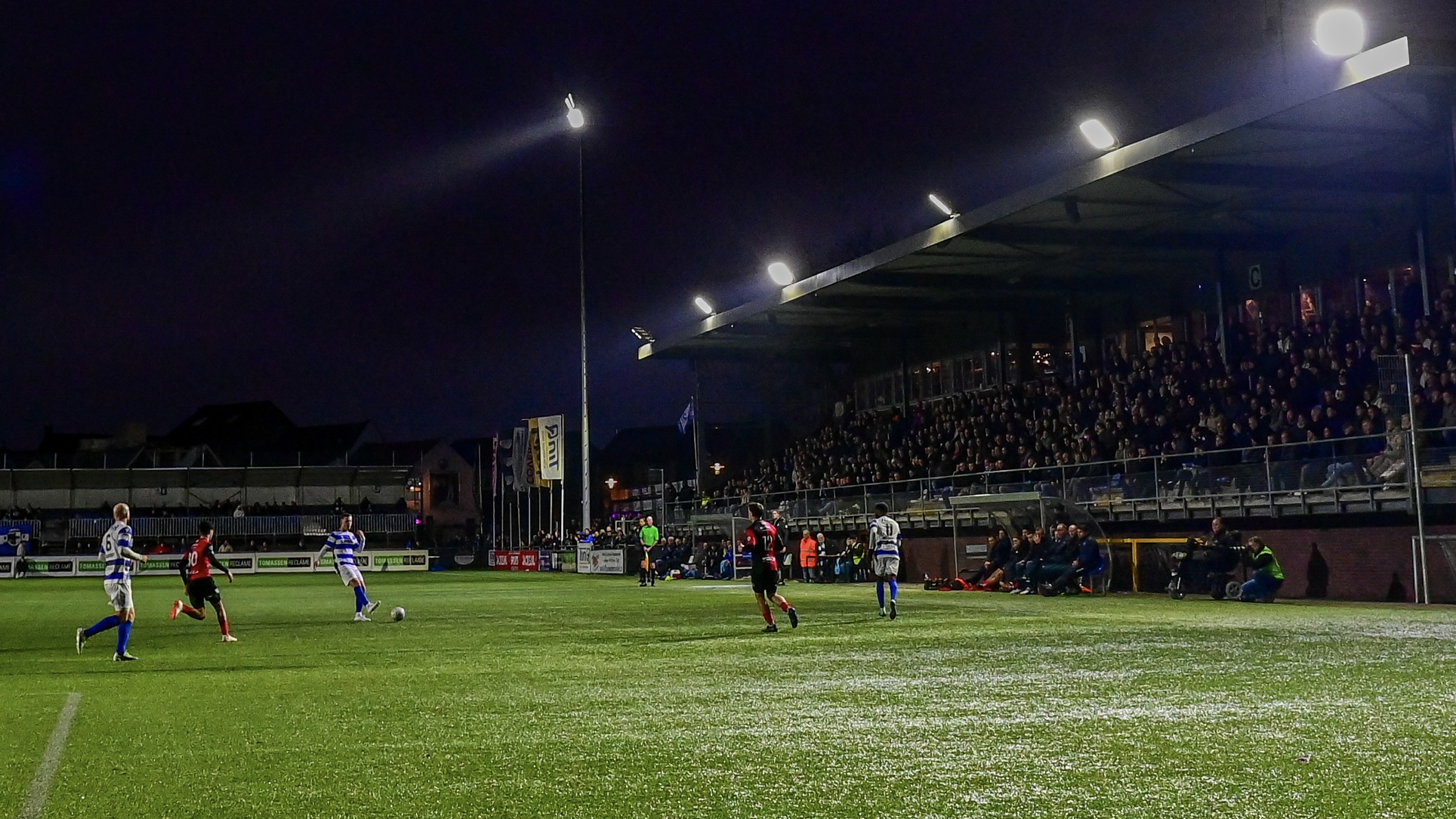 Blauwen begroeten Groesbekers op De Westmaat