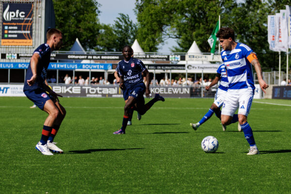 SPAKENBURG 10–05-2025 ,sports park Westmaat Season 2024/2025, Tweede Divisie Football, Betnation League  Spakenburg- Noordwijk Spakenburg player Sam van Huffel VV Noordwijk player Jerrel Ray Terence Hak