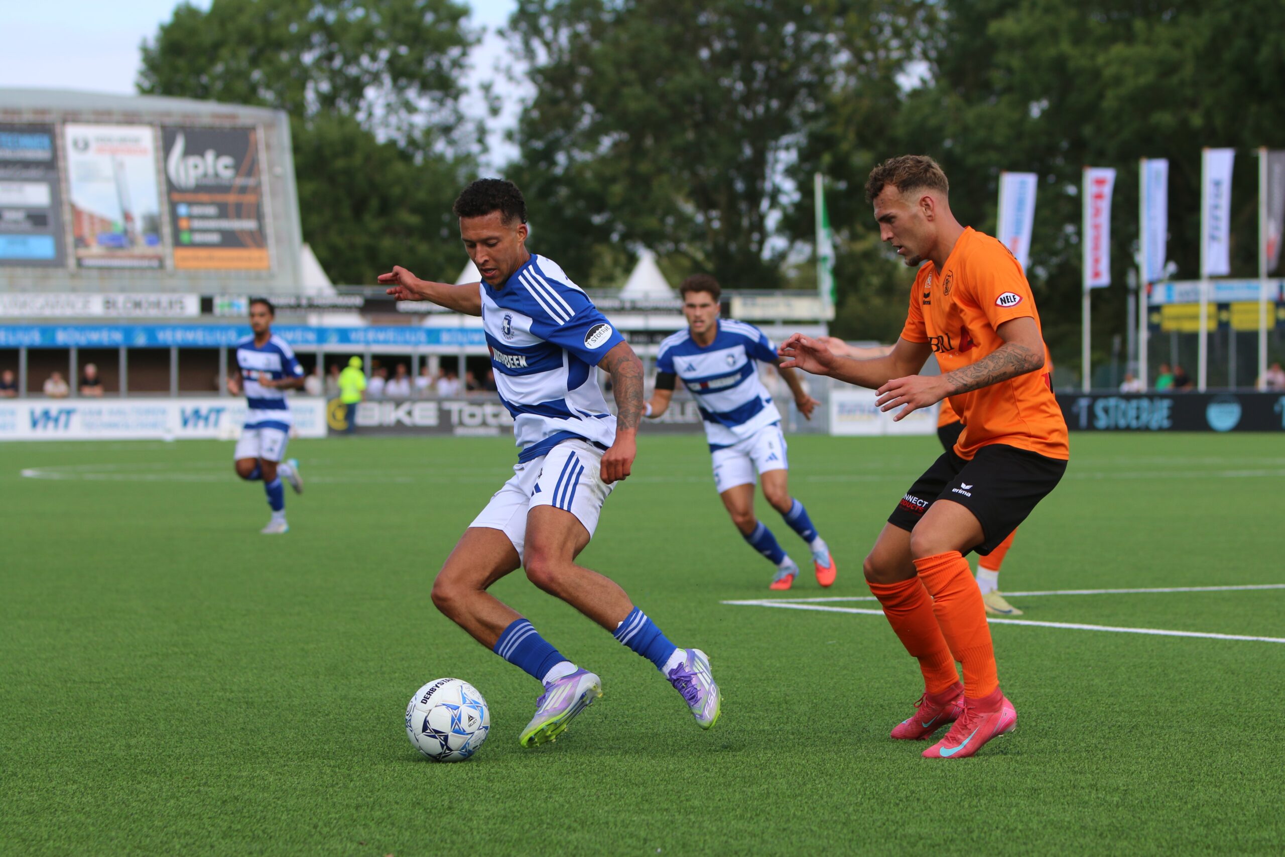 Spakenburg opent het bal met een klinkende 4-0 zege