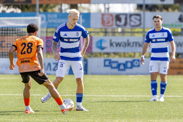 VOLENDAM , 06-09-2025 ,  Hein Koning stadium , season 2025-2026 , Dutch tweede divisie football , match between RKAV Volendam and Spakenburg,  picture shows RKAV Volendam player Arenchello Leito vs Spakenburg player Killian van Mil