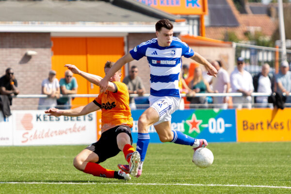 VOLENDAM , 06-09-2025 ,  Hein Koning stadium , season 2025-2026 , Dutch tweede divisie football , match between RKAV Volendam and Spakenburg,  picture shows RKAV Volendam player Stef Schokker vs Spakenburg player Olaf Kok