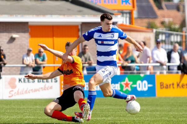 VOLENDAM , 06-09-2025 ,  Hein Koning stadium , season 2025-2026 , Dutch tweede divisie football , match between RKAV Volendam and Spakenburg,  picture shows RKAV Volendam player Stef Schokker vs Spakenburg player Olaf Kok
