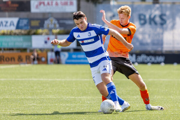 VOLENDAM , 06-09-2025 ,  Hein Koning stadium , season 2025-2026 , Dutch tweede divisie football , match between RKAV Volendam and Spakenburg,  picture shows RKAV Volendam player Max Veerman vs Spakenburg player Jens Guiting