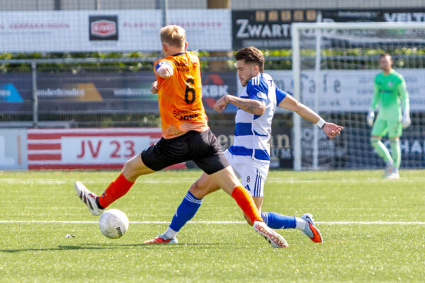 VOLENDAM , 06-09-2025 ,  Hein Koning stadium , season 2025-2026 , Dutch tweede divisie football , match between RKAV Volendam and Spakenburg,  picture shows RKAV Volendam player Pieter Kroon vs Spakenburg player Sam van Huffel
