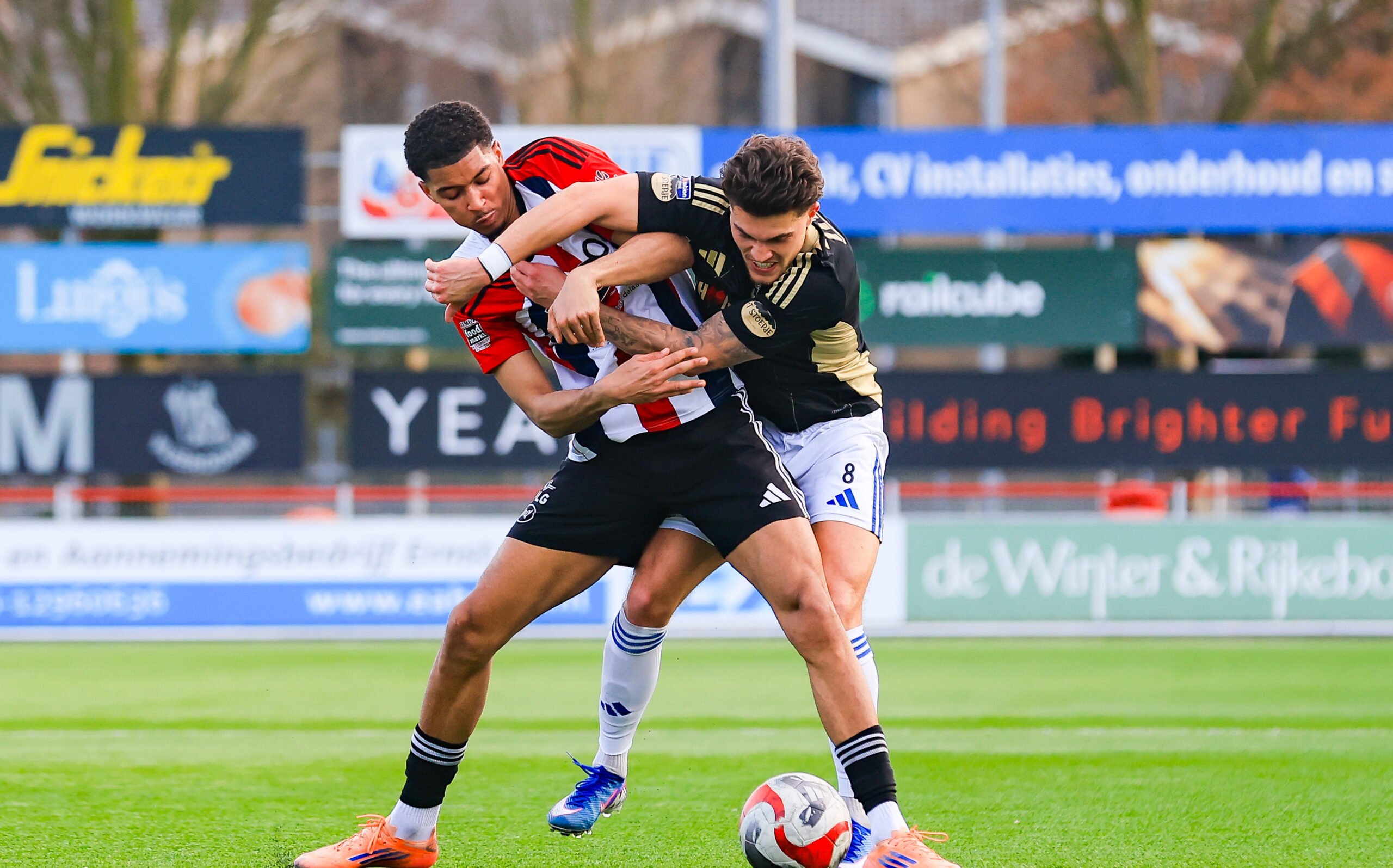 Spakenburg lelijk onderuit in Maassluis