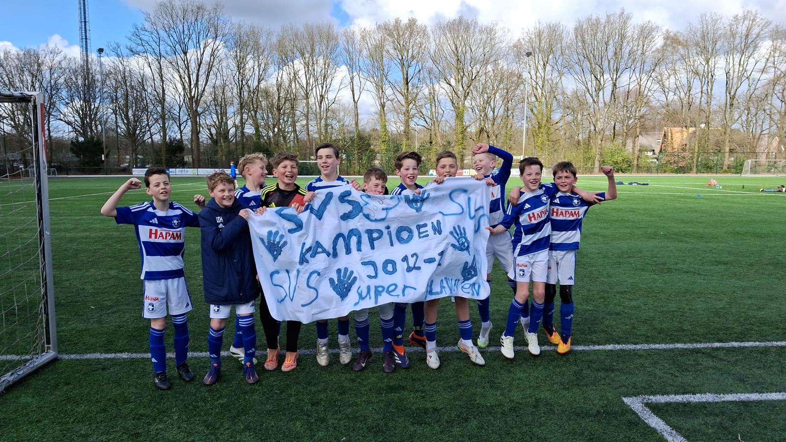 SV Spakenburg O12-2 viert ongeslagen het kampioenschap!