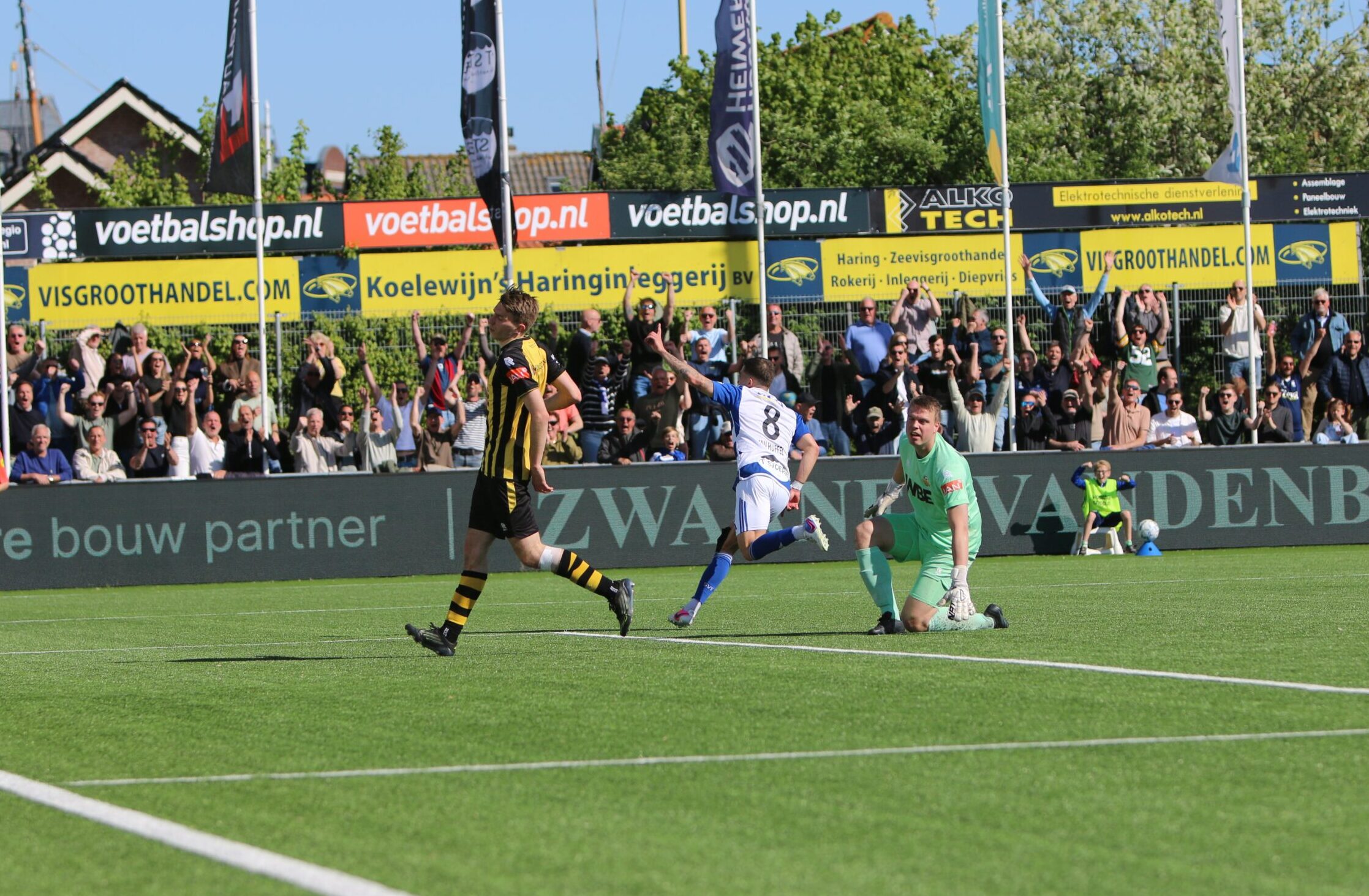 Spakenburg boekt met 10 man knappe zege op Rijnsburg