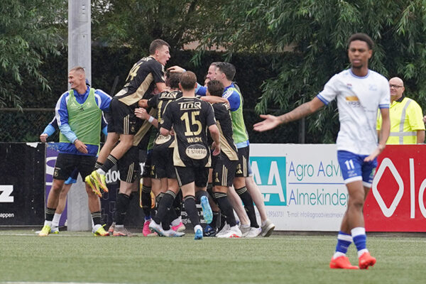 HOEK ,29-08-2026 , Sportpark Denoek , season 2026 / 2027 ,  Dutch Tweede Divisie football  , match between HSV Hoek and Spakenburg, picture shows goal celebration by Spakenburg
