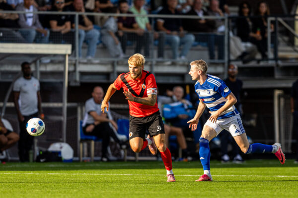 BUNSCHOTEN-SPAKENBURG, 03-10-2026, Sportpark De Westmaat, season 2027/2028 Dutch Tweede Divisie Football, Match between Spakenburg and AFC. Picture shows AFC player Timo Letschert and Spakenburg player Mark van der Weijden