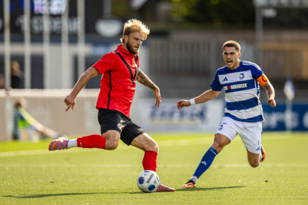 BUNSCHOTEN-SPAKENBURG, 03-10-2026, Sportpark De Westmaat, season 2027/2028 Dutch Tweede Divisie Football, Match between Spakenburg and AFC. Picture shows AFC player Timo Letschert and Spakenburg player Sam van Huffel